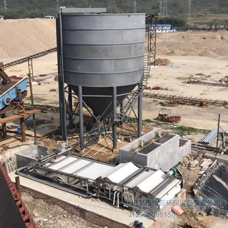 遼寧省福建制砂廠使用恒磊帶式壓濾機處理污泥脫水現(xiàn)場